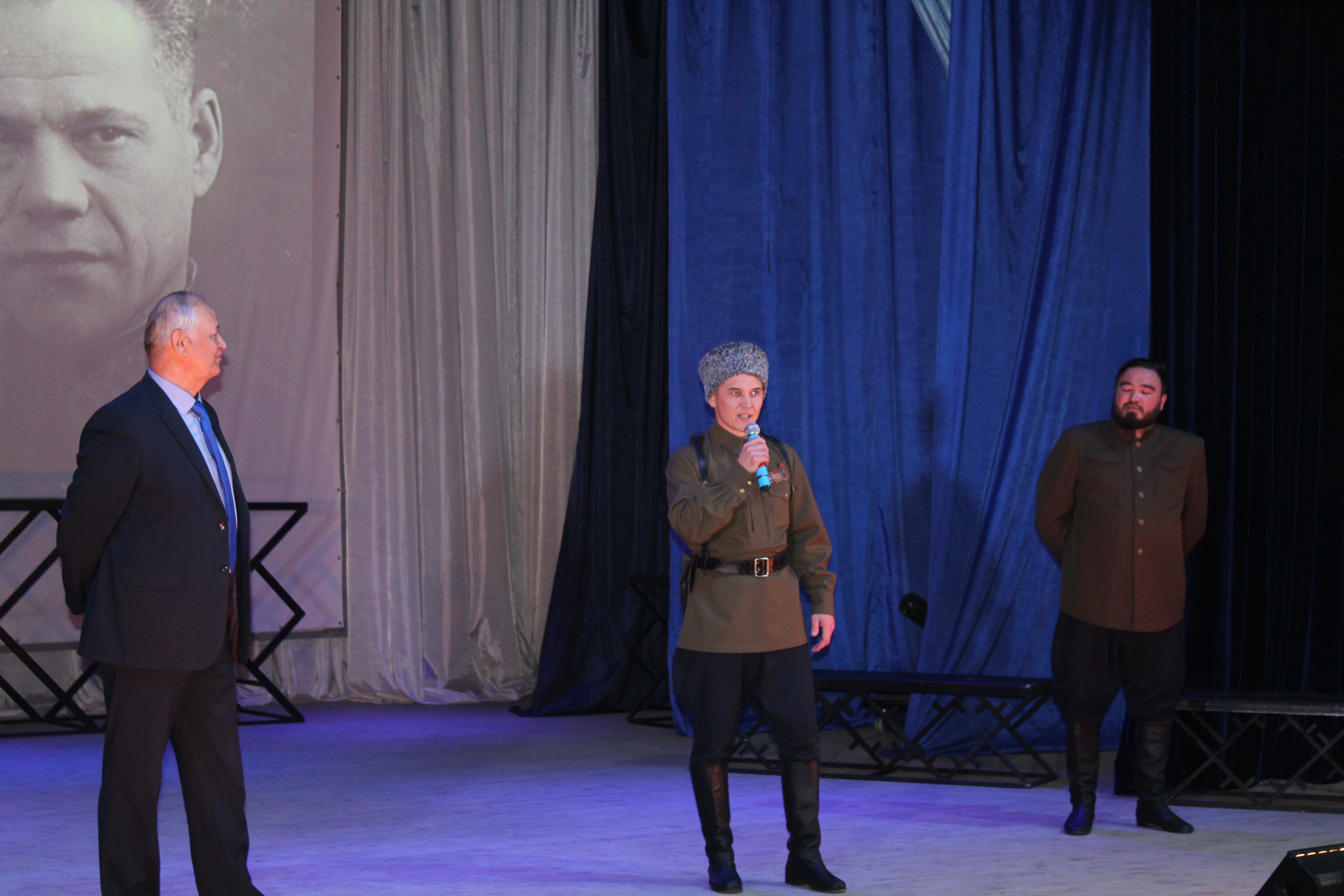 На Кигинской сцене артисты Башкирского академического театра драмы имени Мажита Гафури