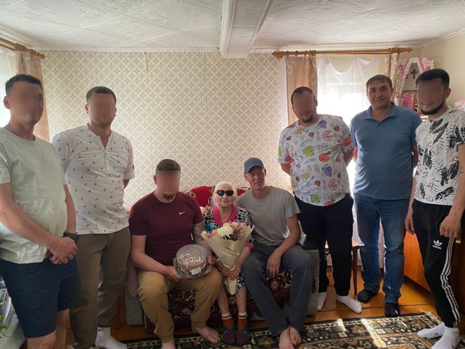 В Башкирии участники СВО проведали бабушку, передавшую им автомобиль УАЗ