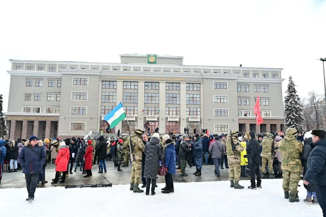 Глава Башкирии поздравил жителей с Днем флага