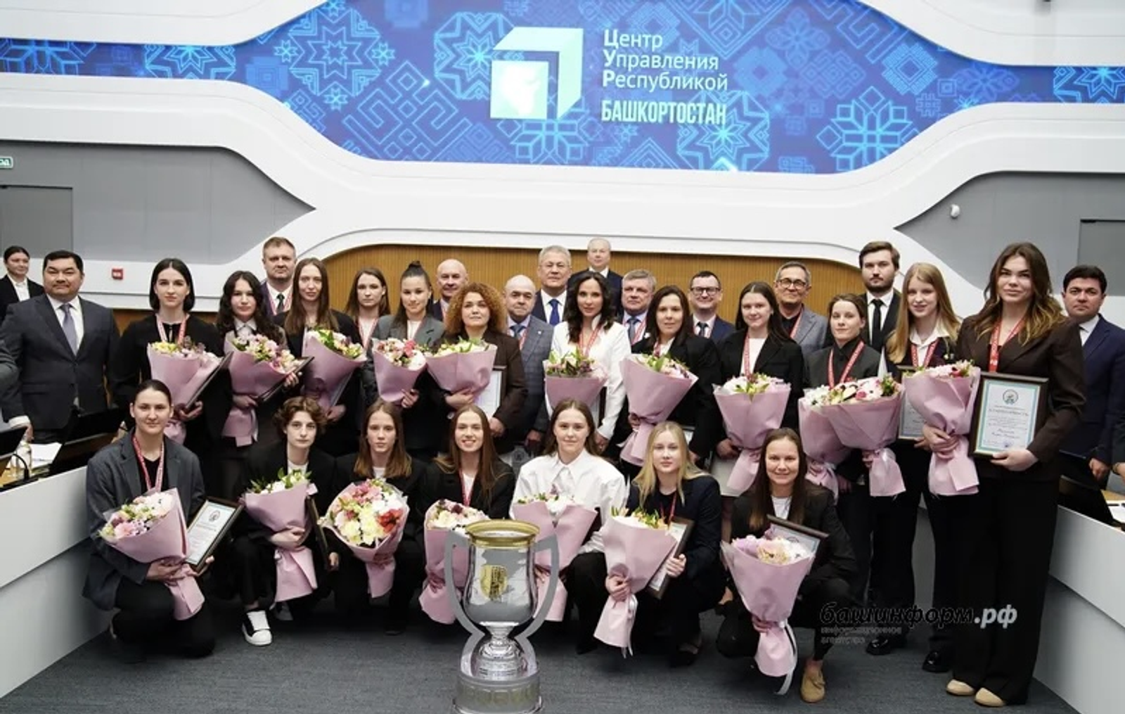 Глава Башкирии поздравил женскую сборную по хоккею