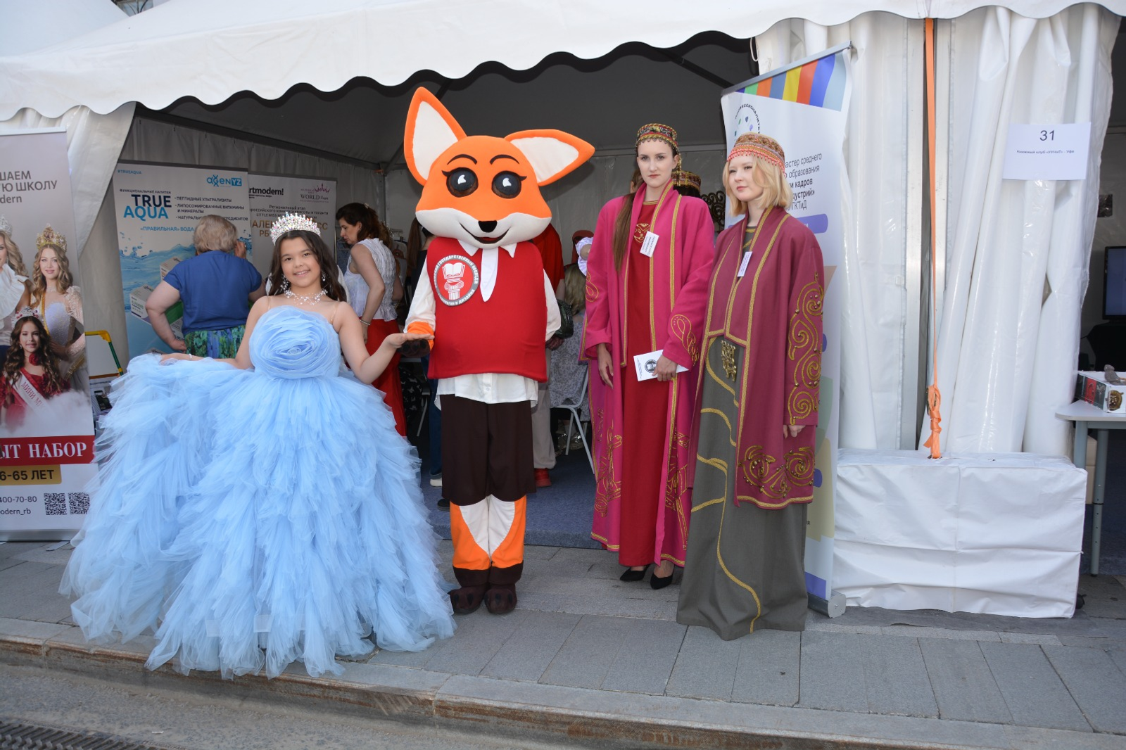 На книжной ярмарке юная уфимка продефилировала в платье весом семь килограммов!