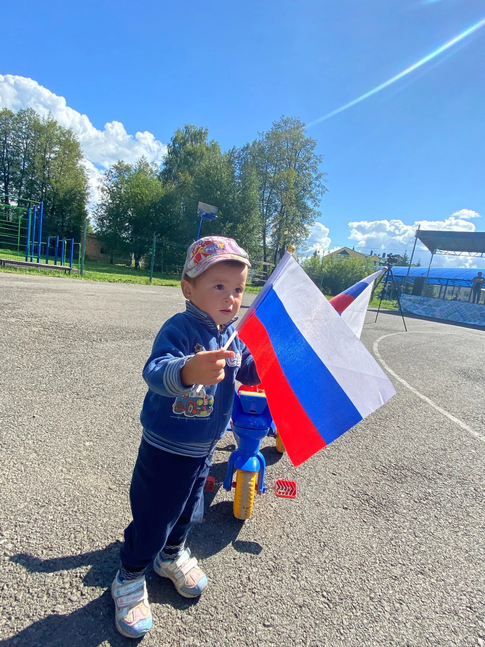 Глава Башкирии поздравил всех с Днем флага РФ