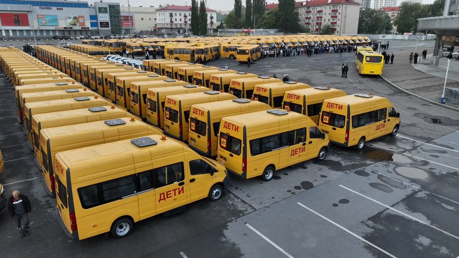 Школы Башкирии получили более 200 автобусов