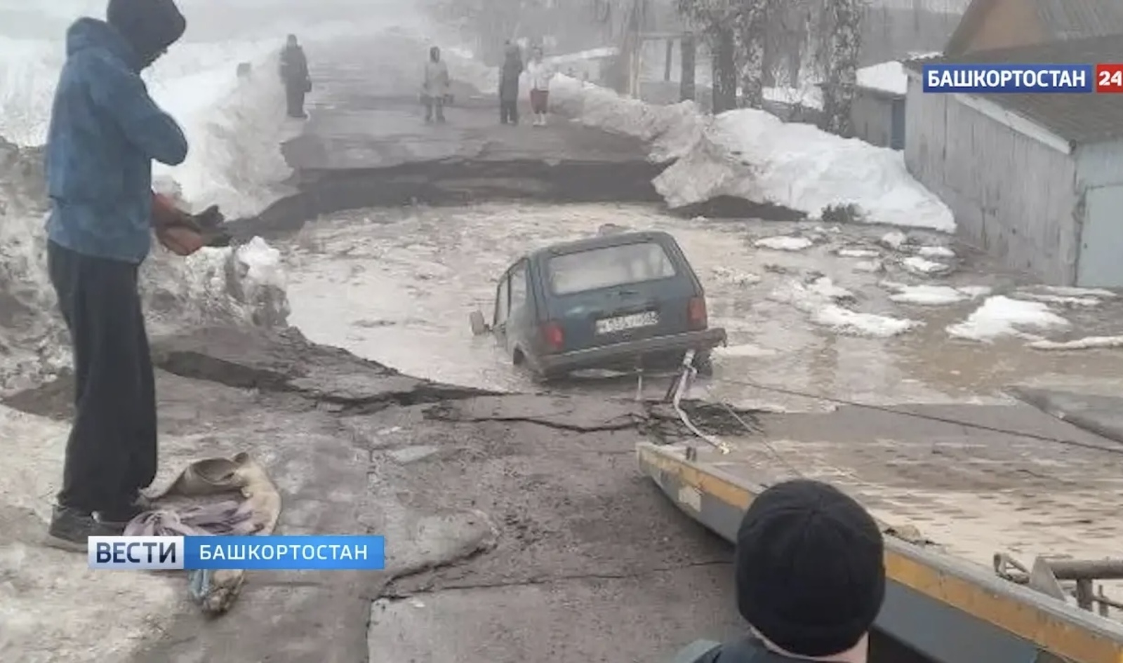 В Башкирии машина провалилась в карстовую воронку