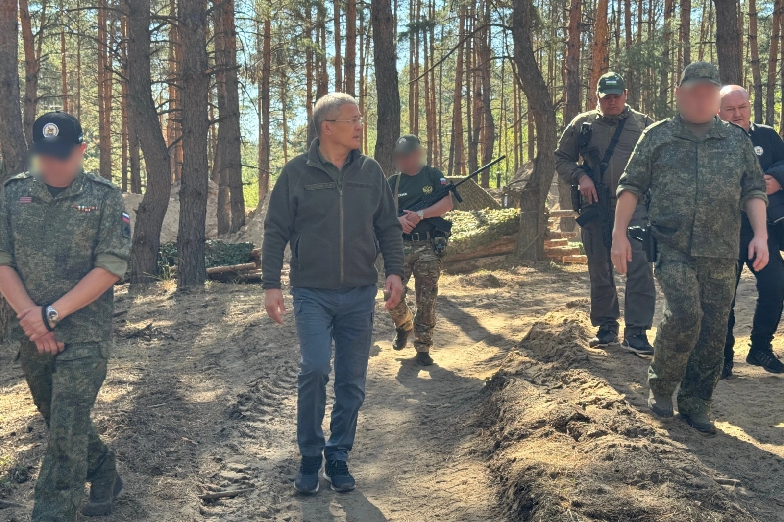 Глава Башкирии проведал бойцов в зоне СВО