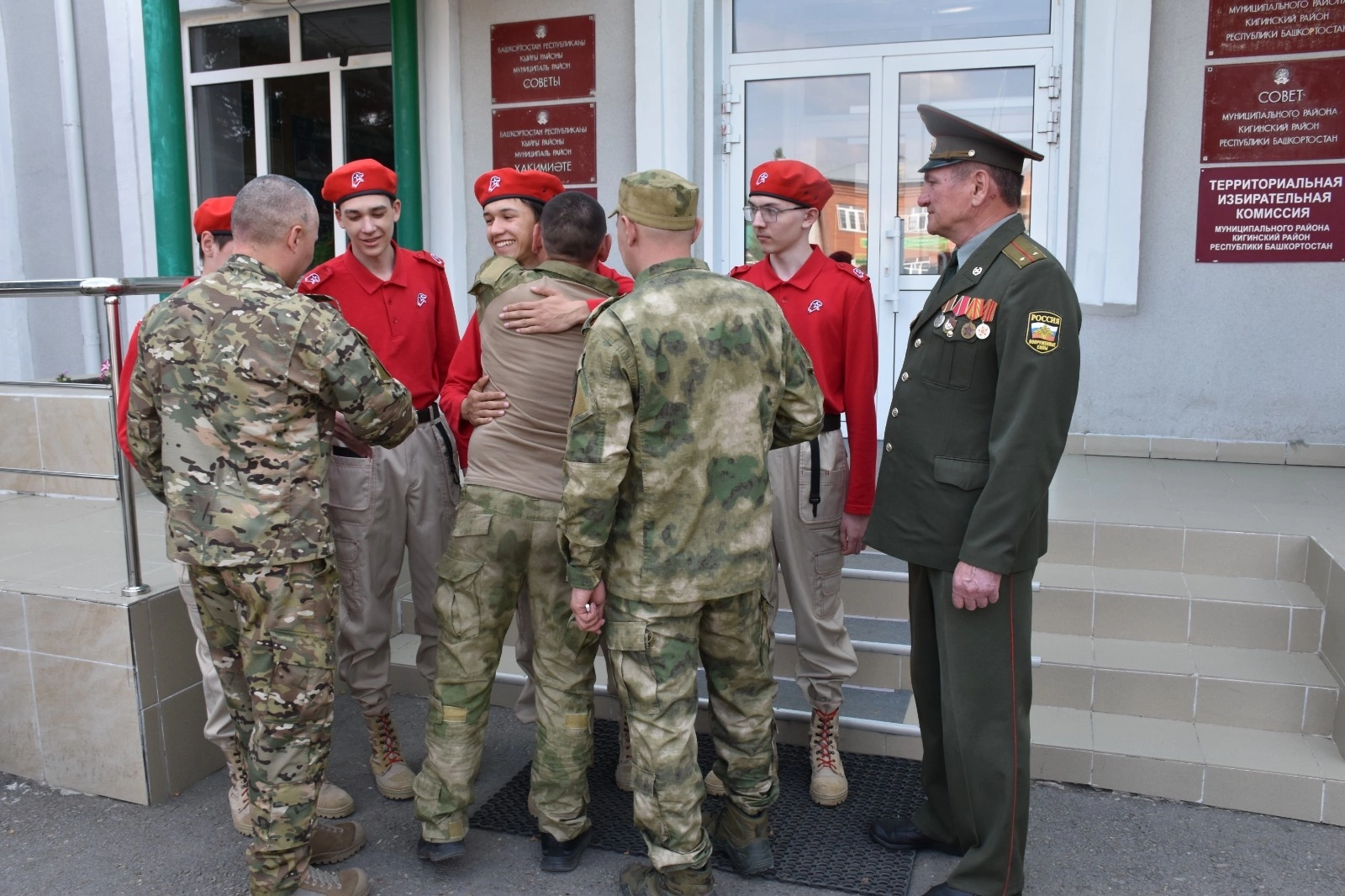 В Кигинском районе наградили военнослужащих, прибывших в отпуск