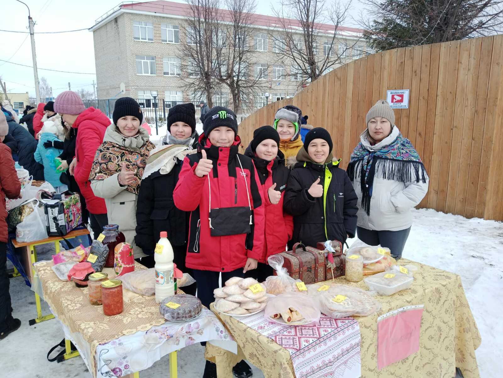 В райцентре Кигинского района  в день Выборов развернулась большая школьная ярмарка