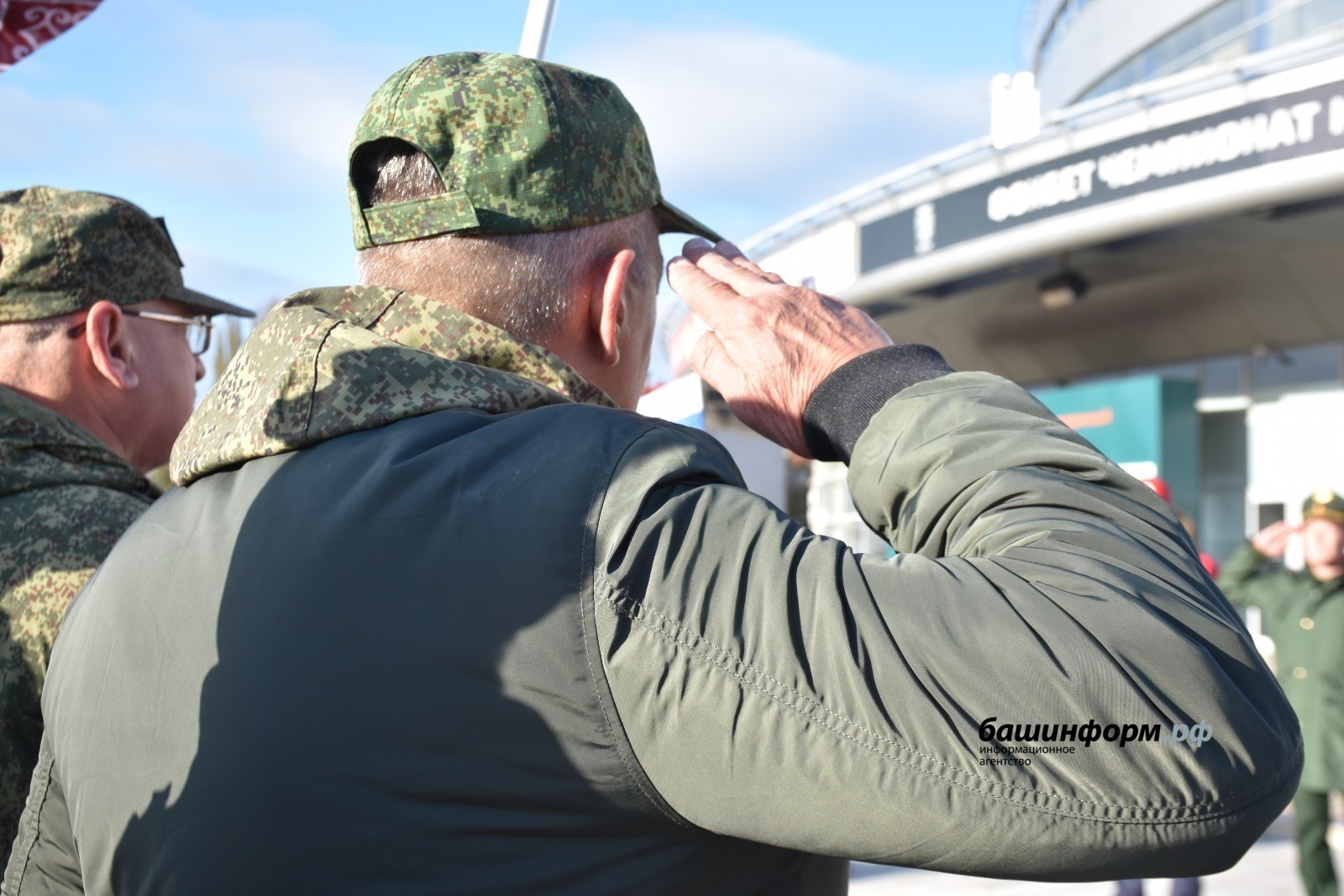 Радий Хабиров продлил срок единовременных выплат контрактникам СВО