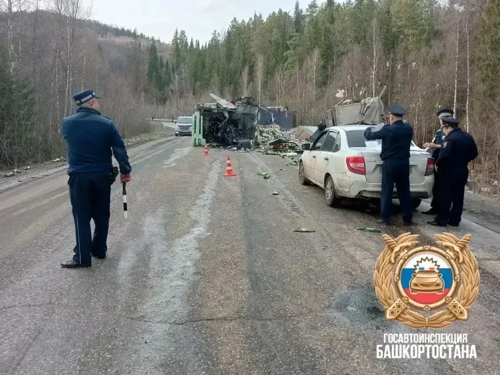 В Башкирии столкнулись две фуры