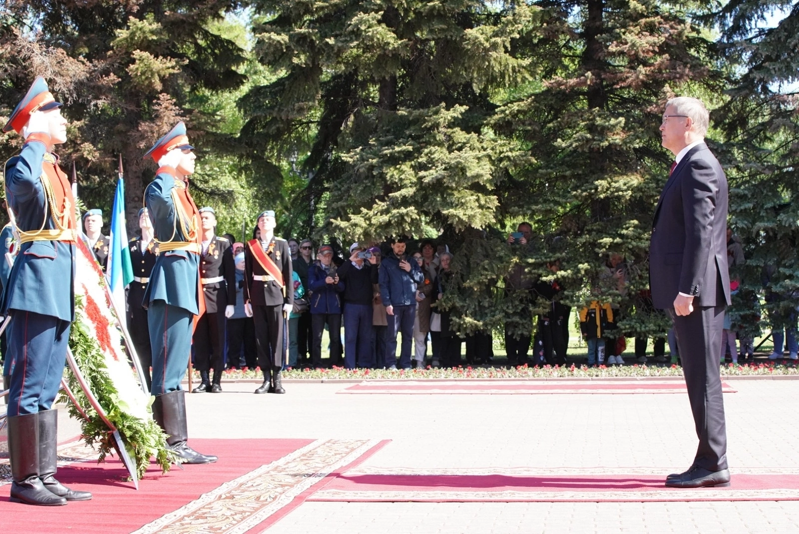 Глава Башкирии отдал дань уважения защитникам Родины