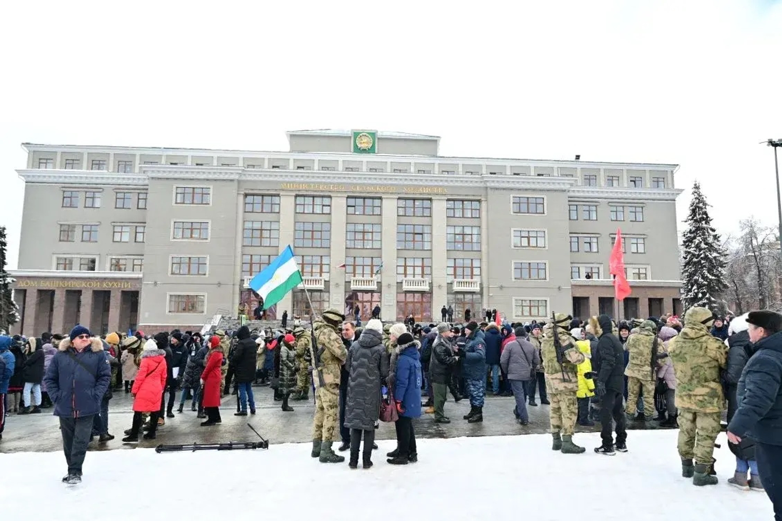 Глава Башкирии поздравил жителей с Днем флага