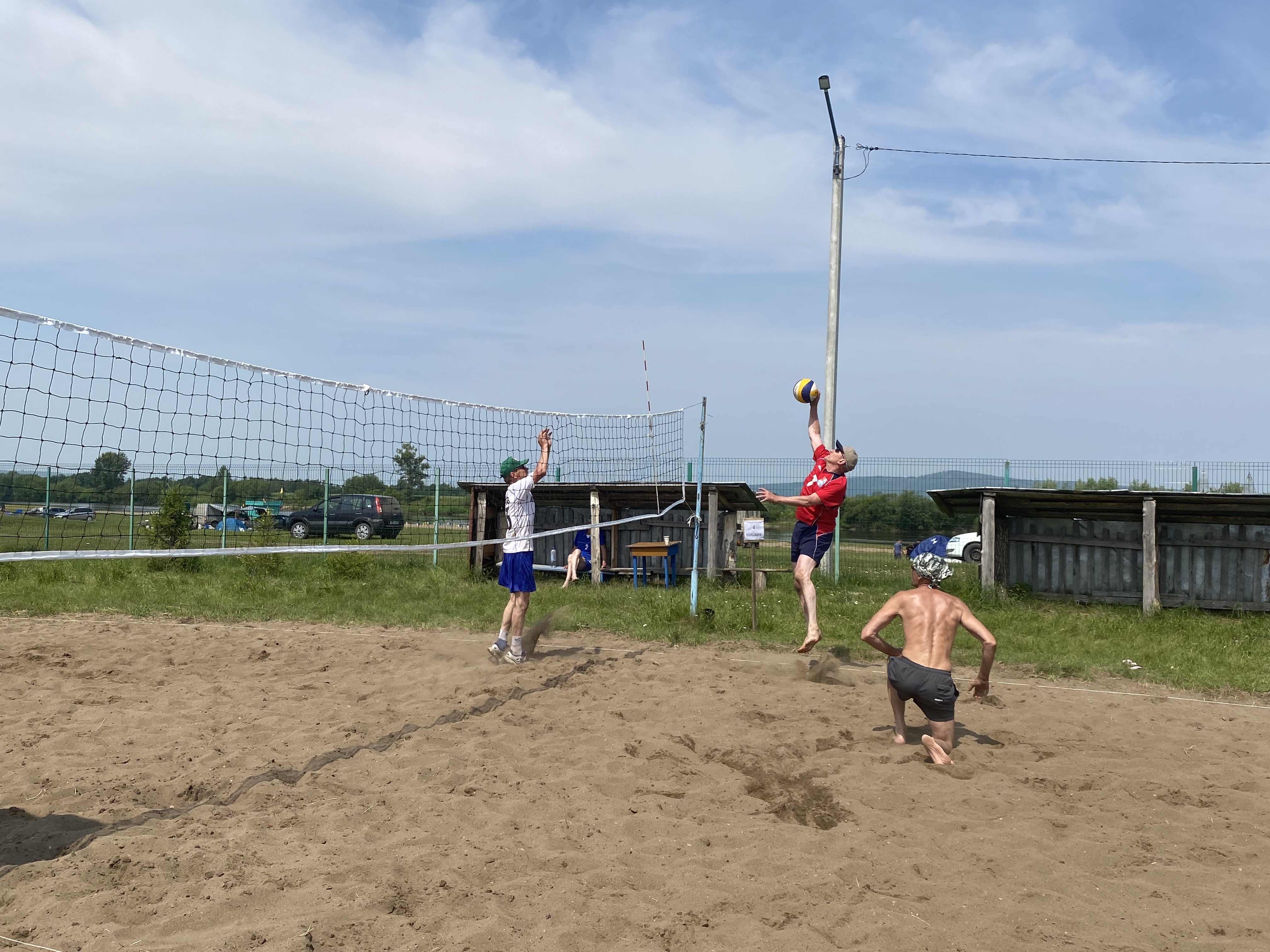 В Кигинском районе продолжается турнир по пляжному волейболу