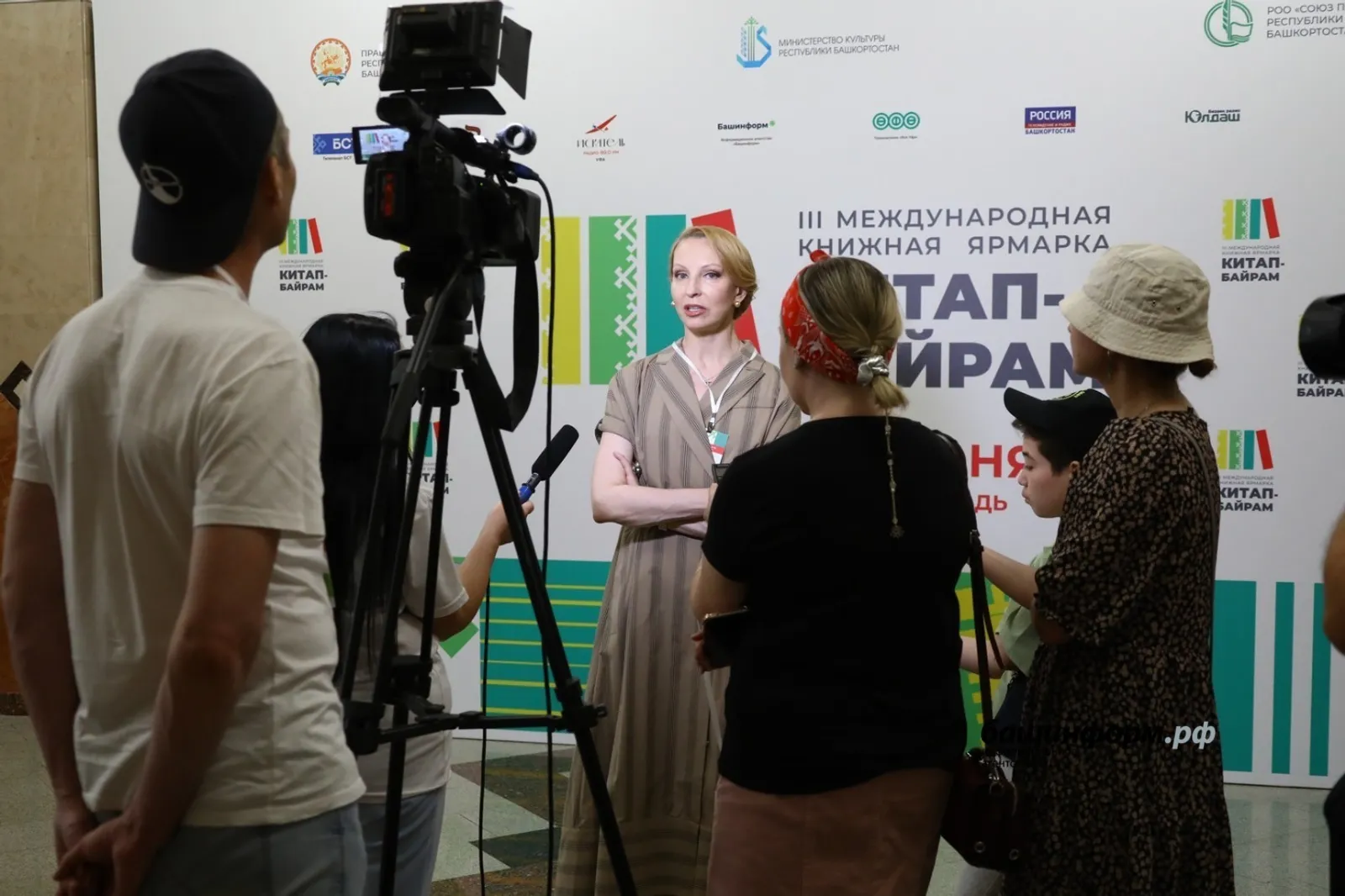 Деятели культуры отмечают, что книжная ярмарка объединяет людей